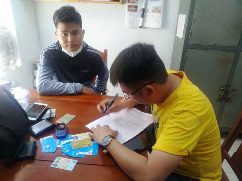 Đối tượng Nguyễn Bá Cường (áo xám) tại Cơ quan công an. (Ảnh: Công an cung cấp).