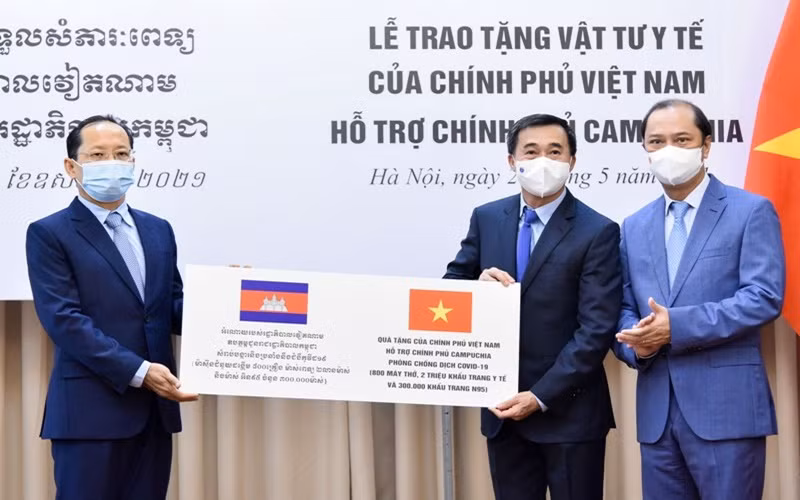  Lễ trao tặng vật tư, thiết bị y tế của Chính phủ và nhân dân Việt Nam hỗ trợ Chính phủ và nhân dân Campuchia. (Ảnh: Bộ Ngoại giao)