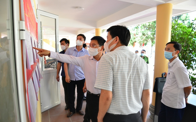 Ông Nguyễn Văn Thắng, Ủy viên Trung ương Đảng, Bí thư Tỉnh ủy Điện Biên (thứ hai từ phải sang) kiểm tra công tác chuẩn bị bầu cử tại huyện Nậm Pồ.