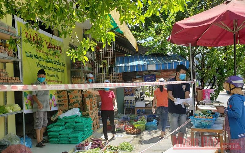 Quầy được ngăn khoảng cách giữa người tặng và người nhận. Quầy hàng 0 đồng - tình người giữa mùa dịch -0