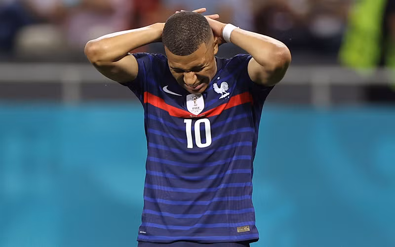 Kylian Mbappe đau khổ sau cú sút luân lưu hỏng ăn trước Thụy Sĩ. (Ảnh: Sky Sports)