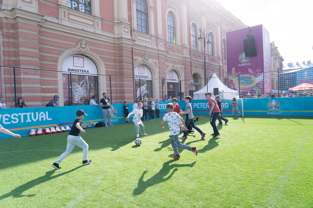 Trong thời gian diễn ra Euro 2020, giao thông ở khu vực quảng trường Konyushennaya bị hạn chế. Ban tổ chức cũng đề nghị người dân đeo khẩu trang trong làng bóng đá. Ngoài ra, tại khu vực dành cho người hâm mộ, việc sử dụng xe tay ga, xe đạp và các loại phương tiện nhỏ bị cấm. Chai thủy tinh, phích nước, đồ ăn mang theo cũng bị hạn chế. Điểm hẹn của người yêu thể thao tại Nga -0