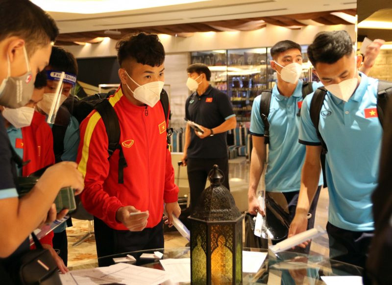 Các thành viên đội tuyển U22 Việt Nam check-in tại khách sạn. (Ảnh: VFF) U22 Việt Nam bước vào tập huấn trước thềm Vòng loại U23 châu Á 2022 tại UAE -0
