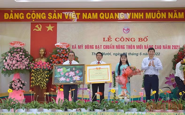 Chủ tịch UBND tỉnh Đồng Tháp Phạm Thiện Nghĩa trao quyết định công nhận xã Mỹ Đông đạt chuẩn nông thôn mới nâng cao.
