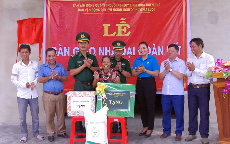 Đại tá Đặng Ngọc Hiệu, Chủ nhiệm Chính trị Bộ đội Biên phòng tỉnh và đại diện các đơn vị tặng quà cho đại diện gia đình ông Cu Doan, trú tại thôn Pi Ây 1, xã Quảng Nhâm.