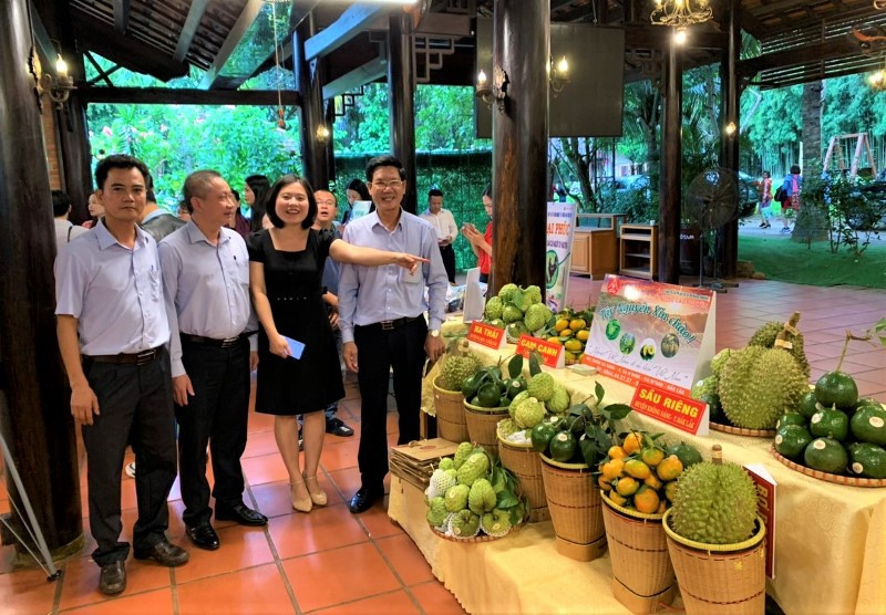 Các đại biểu tham quan các gian hàng giới thiệu sản phẩm hàng hóa thương mại, nông sản của các tỉnh. Kích cầu du lịch kết nối Đắk Lắk-Gia Lai-Thanh Hóa-Hà Tĩnh -0