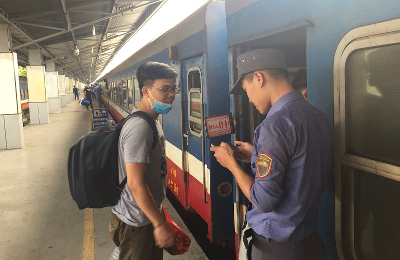 Hành khách đi tàu thống nhất, xuất phát tại ga Sài Gòn.