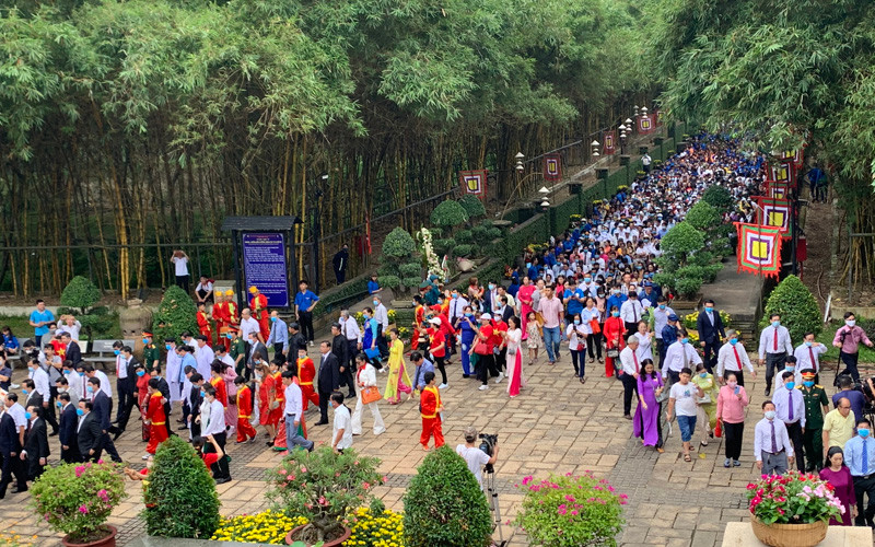 Đông đảo người dân tham dự Lễ Giổ Tổ Hùng Vương tại TP Hồ Chí Minh. (Ảnh: MẠNH HẢO) Tổ chức trọng thể Lễ Dâng hương tưởng niệm các Vua Hùng -0