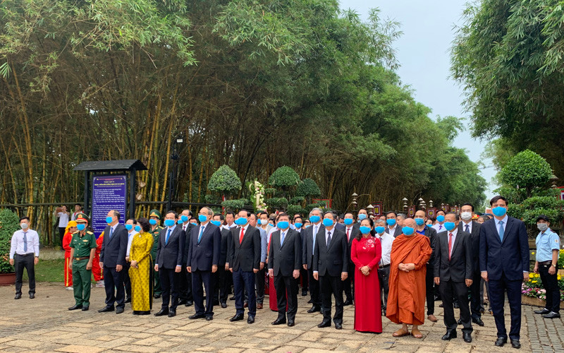 Các đại biểu tham dự Lễ Giỗ Tổ Hùng Vương. (Ảnh: MẠNH HẢO) Tổ chức trọng thể Lễ Dâng hương tưởng niệm các Vua Hùng -0