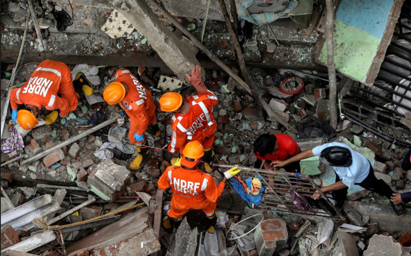 Lực lượng Ứng phó thảm họa quốc gia có mặt tại hiện trường. (Ảnh: Reuters) Sập chung cư ba tầng tại Ấn Độ, hàng chục người thương vong -0