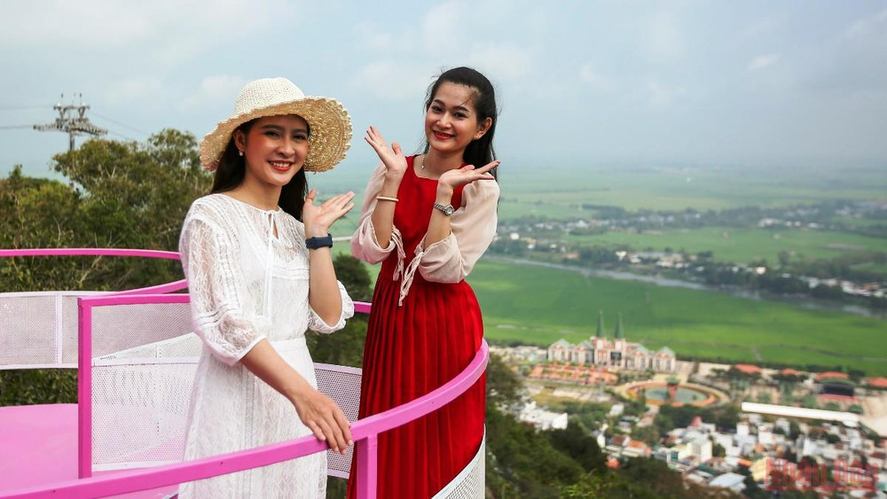 Các cô gái thích thú check in với cảnh đẹp trên đỉnh Núi Sam. Mùng 4 Tết, du khách tấp nập “cưỡi mây” vãn cảnh đỉnh Núi Sam -0