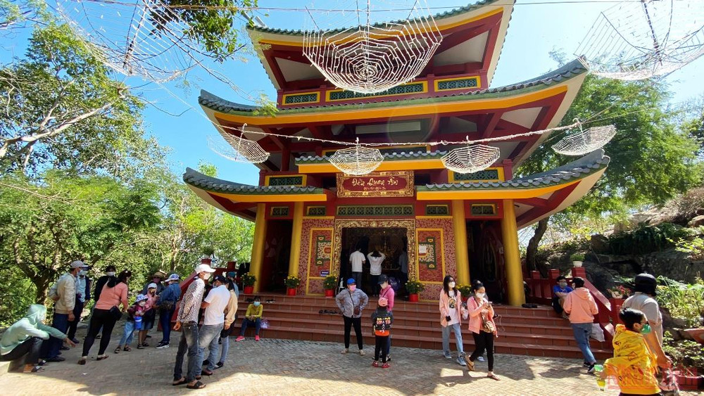 Một ngôi đền trên đỉnh Núi Sam thu hút đông đảo khách tham quan. Mùng 4 Tết, du khách tấp nập “cưỡi mây” vãn cảnh đỉnh Núi Sam -0