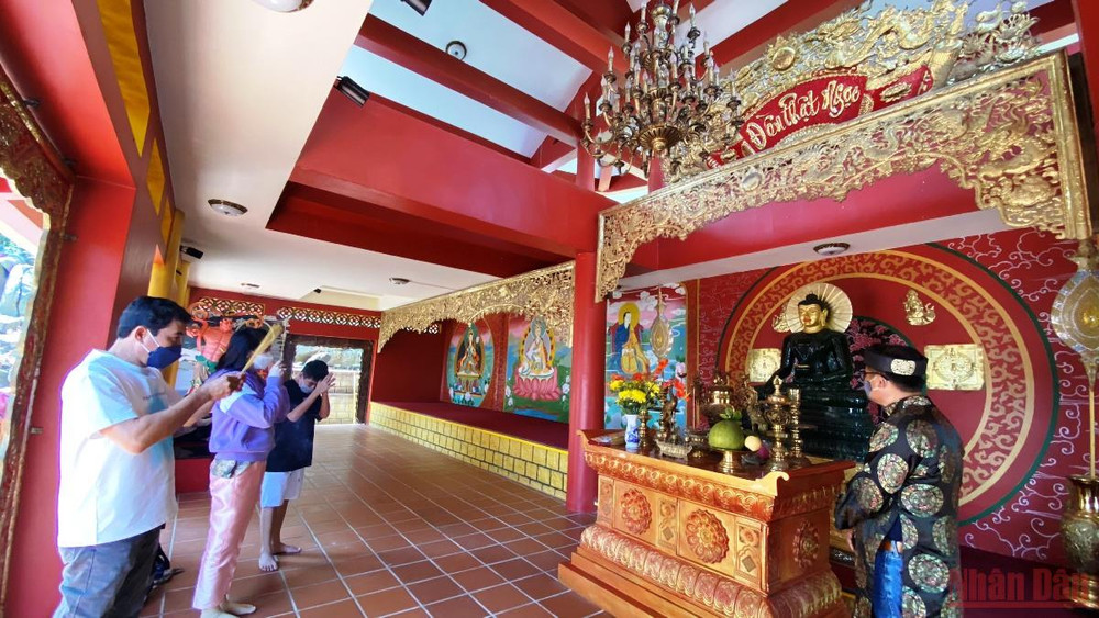 Du khách viếng đền Phật Ngọc trong Khu du lịch Cáp treo Núi Sam. Mùng 4 Tết, du khách tấp nập “cưỡi mây” vãn cảnh đỉnh Núi Sam -0