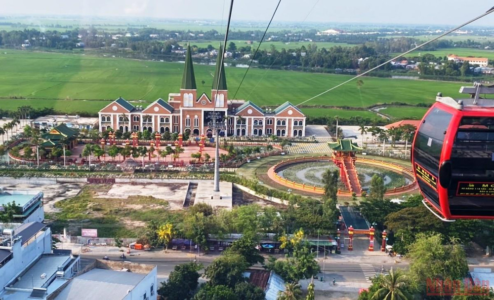 Khu du lịch Cáp treo Núi Sam nằm ngay dưới chân Núi Sam.