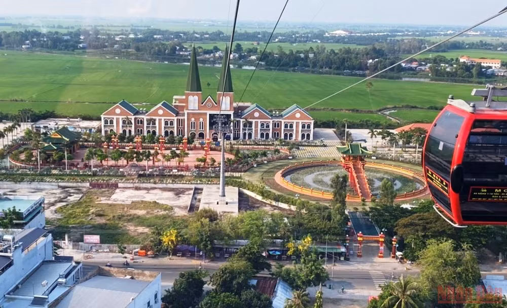 Khu du lịch Cáp treo Núi Sam nằm ngay dưới chân Núi Sam.