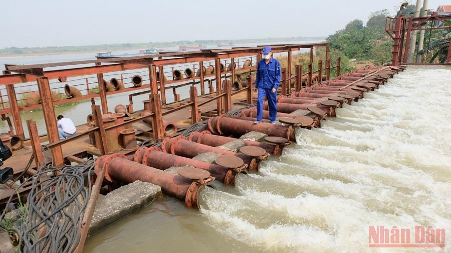 Các đơn vị thủy lợi ở Hà Nội vận hành trạm bơm lấy nước phục vụ gieo cấy vụ đông xuân. Chủ động lấy nước gieo cấy vụ đông xuân -0