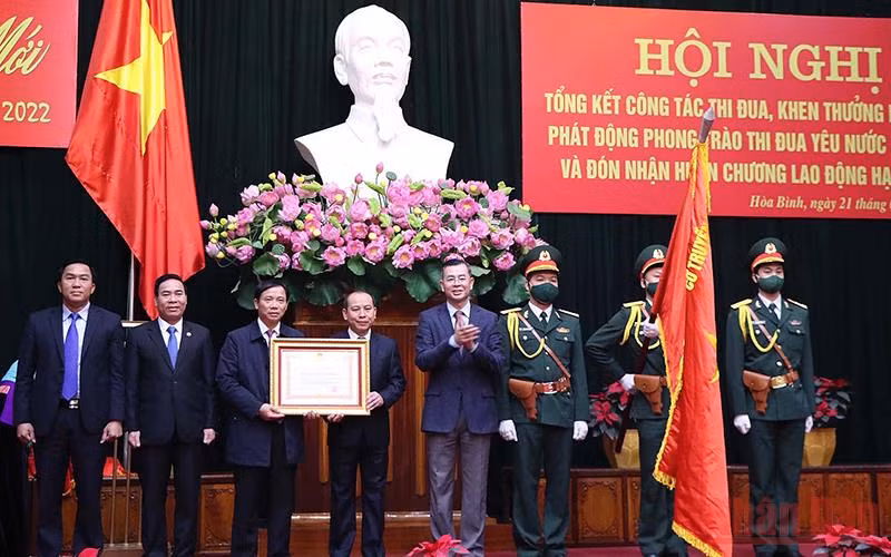 Bí thư Tỉnh ủy Hòa Bình (giữa) trao Huân chương Lao động hạng Nhất cho các đồng chí lãnh đạo UBND tỉnh.