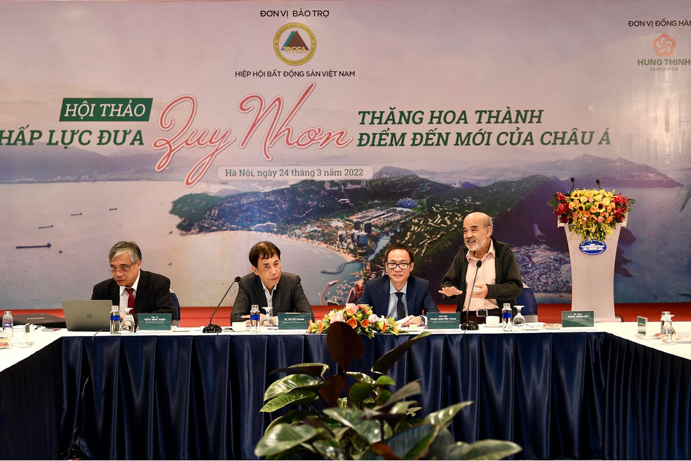 GS, TSKH Đặng Hùng Võ, Nguyên Thứ trưởng Bộ Tài nguyên và Môi trường trình bày tham luận tại Hội thảo. 