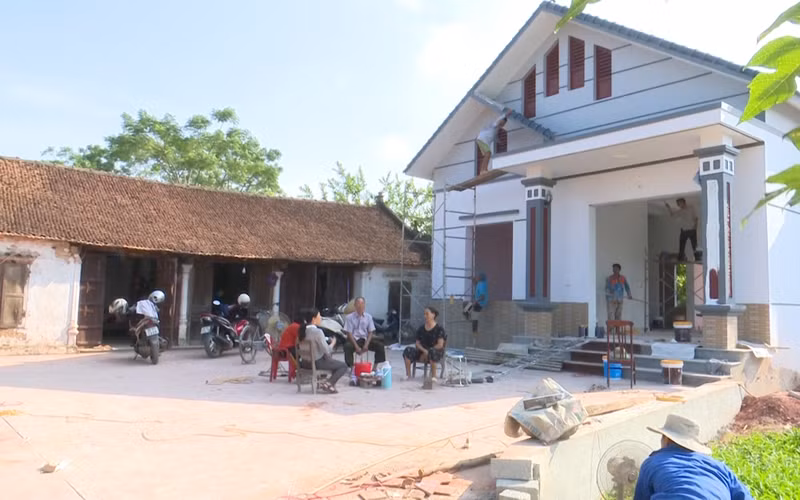 Được sự hỗ trợ của Mặt trận Tổ quốc, Hội Cựu chiến binh, bà con lối xóm, gia đình anh Nguyễn Đăng Chiến ở xóm Nam Hoàng 3, xã Thanh Ninh, huyện Phú Bình (Thái Nguyên) đã hoàn thiện ngôi nhà khang trang.