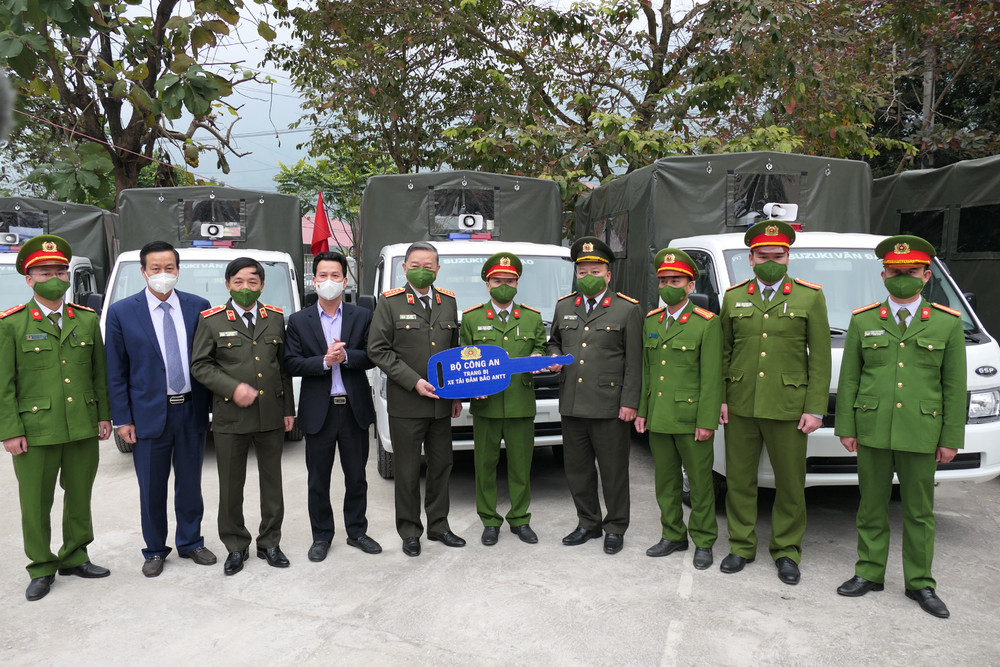 Đại tướng Tô Lâm tặng xe ô-tô cho Công an xã Thanh Thủy, huyện Vị Xuyên. Bộ trưởng Công an Tô Lâm làm việc và chúc Tết tại tỉnh Hà Giang -0