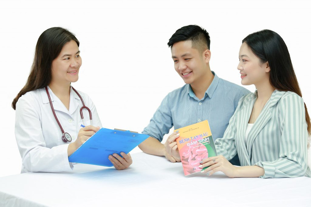 TS, BS Nguyễn Thị Thu Hà tư vấn cho các cặp vợ chồng. Phép màu cho cặp đôi cùng mang gien bệnh tan máu bẩm sinh -0