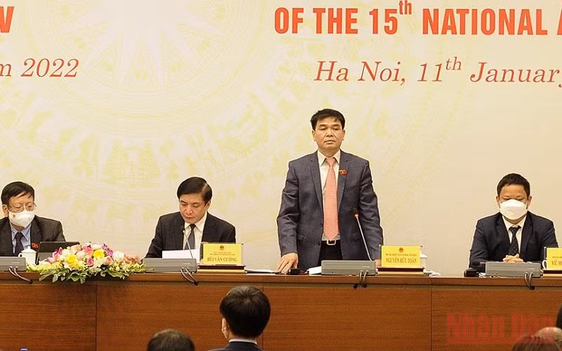 Phó Chủ nhiệm Ủy ban Tài chính - Ngân sách của Quốc hội Nguyễn Hữu Toàn phát biểu tại buổi họp báo. (Ảnh: ĐĂNG KHOA)