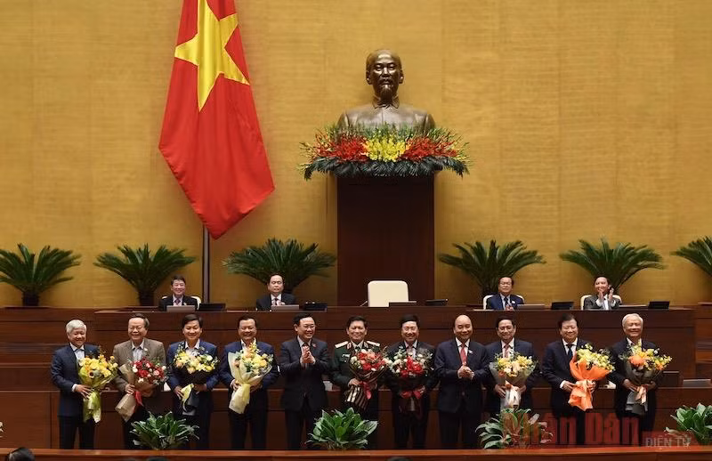 Tặng hoa các đồng chí vừa được Quốc hội miễn nhiệm. Ảnh: TRẦN HẢI