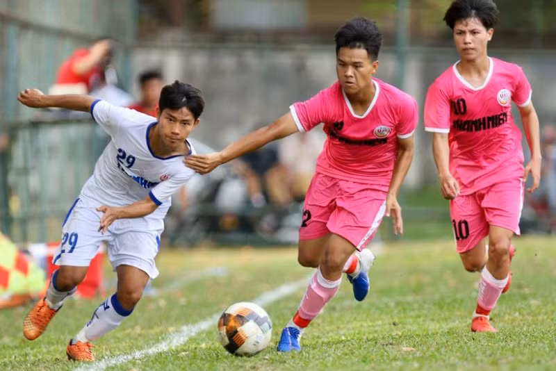 Các cầu thủ U19 Sài Gòn (áo hồng) nhập cuộc nhanh chóng. (Ảnh: VFF)