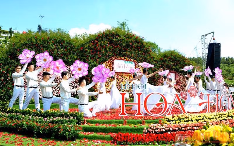 Tiết mục văn nghệ đắc sắc tại Lễ hội hoa hồng.