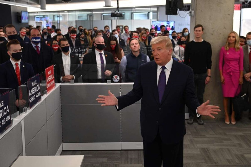 Tổng thống Trump tới thăm đội ngũ vận động tranh cử của ông tại Arlington, bang Virginia, ngày 3-11. (Ảnh: Getty Images) Ứng viên Joe Biden thắng 238 phiếu đại cử tri, ứng viên Donald Trump giành 213 phiếu -0