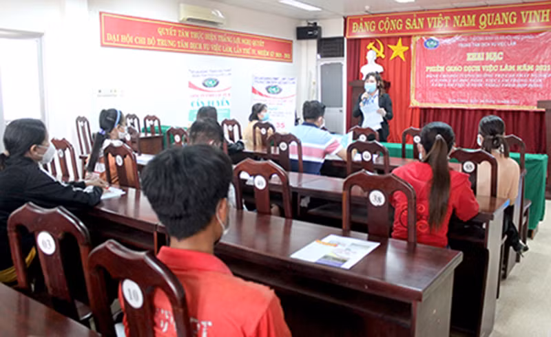 Một phiên giao dịch việc làm được tổ chức tại Trung tâm dịch vụ việc làm tỉnh Hậu Giang.