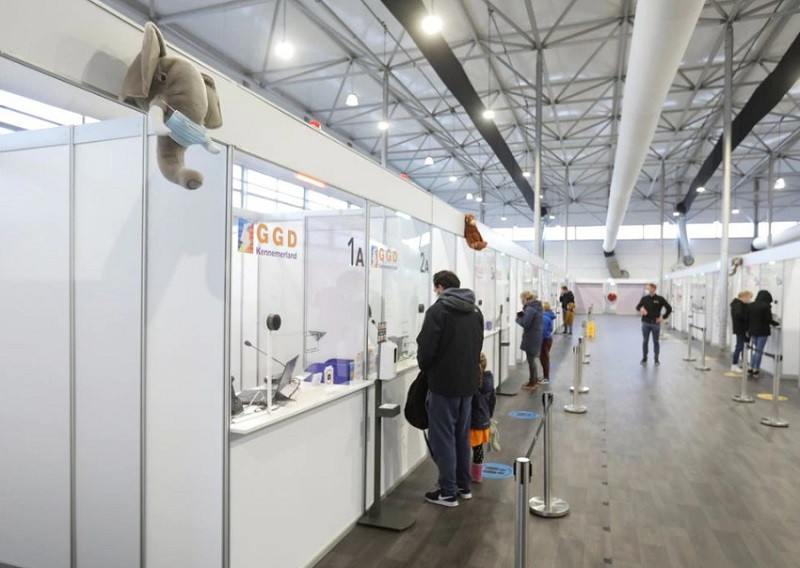 Hành khách chờ xét nghiệm Covid-19 tại sân bay Schiphol, Amsterdam, Hà Lan, ngày 27/11/2021. (Ảnh: Reuters) Thế giới vượt mốc 263 triệu ca nhiễm Covid-19, biến thể Omicron tiếp tục lan rộng -0