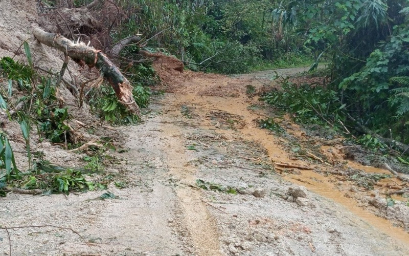 Mưa lũ gây sạt lở tại tỉnh lộ 676, tỉnh Kon Tum. Khẩn trương khắc phục hậu quả mưa lũ tại các tỉnh -0