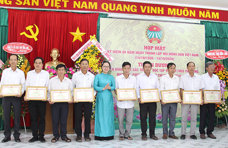 Phó Chủ tịch UBND tỉnh Vĩnh Long Nguyễn Thị Quyên Thanh tặng Bằng khen của UBND tỉnh cho các cá nhân có thành tích xuất sắc. Lan tỏa phong trào nông dân sản xuất giỏi và học tập theo Bác tại Vĩnh Long -0
