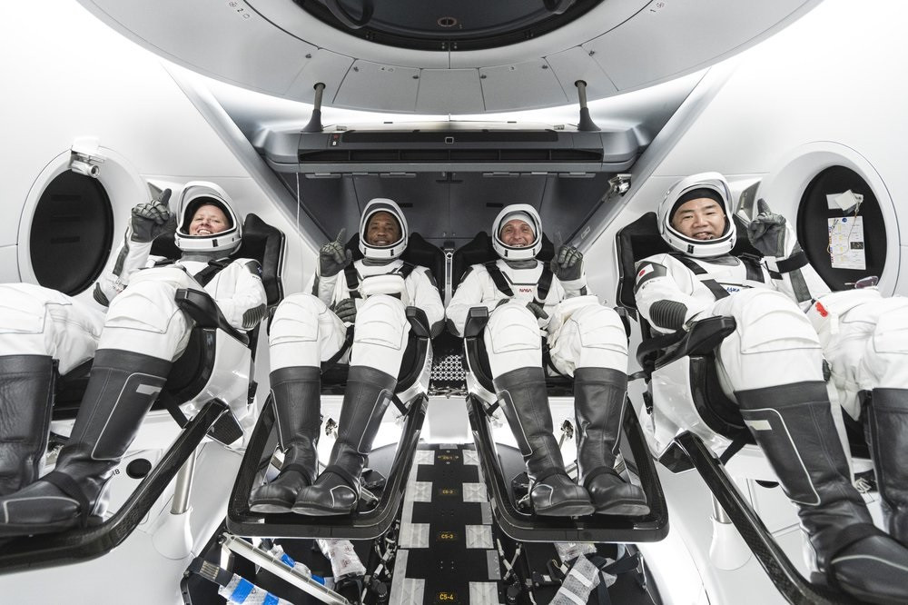 Đây là chuyến bay chở phi hành đoàn chính thức đầu tiên của SpaceX sau chuyến bay thử nghiệm vào tháng 5. Ảnh: AP. Bốn phi hành gia đến bãi phóng chuẩn bị lên Trạm vũ trụ trên tên lửa SpaceX -0