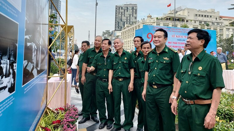 Cán bộ, chiến sĩ quân đội dự, tham quan triển lãm.