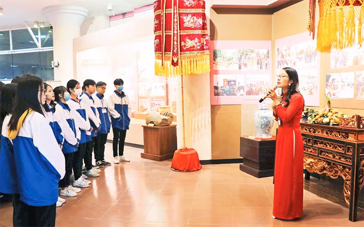 Học sinh tham quan Trưng bày chuyên đề “Di tích và Lễ hội truyền thống tỉnh Bắc Ninh”. Ảnh: THÁI HÙNG