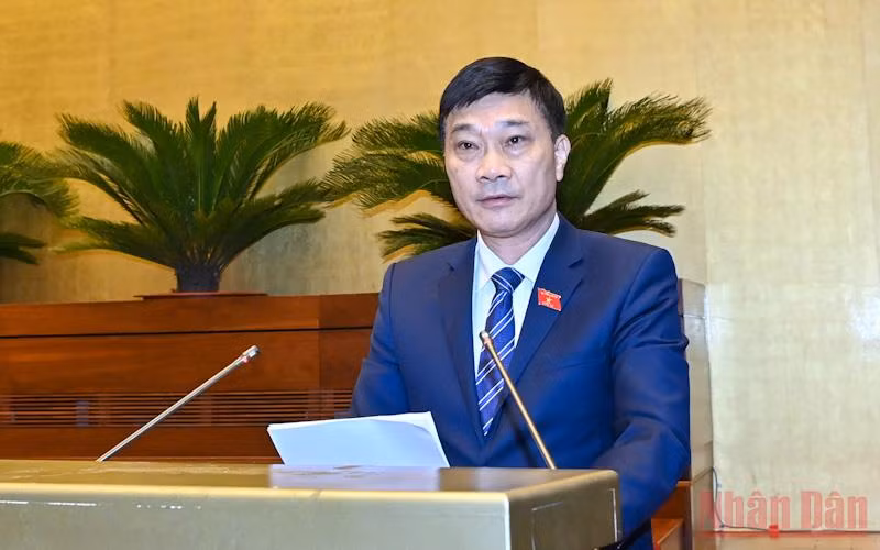 Chủ nhiệm Ủy ban Kinh tế của Quốc hội Vũ Hồng Thanh trình bày Báo cáo thẩm tra dự án Luật Kinh doanh bảo hiểm (sửa đổi) sáng 22/10. (Ảnh: DUY LINH)