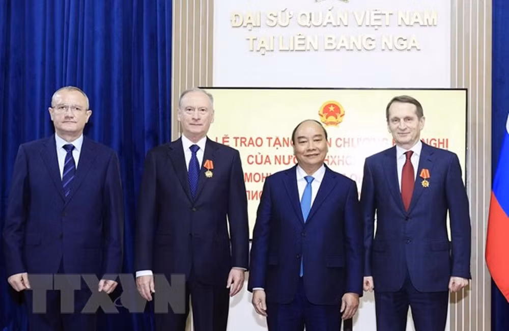Chủ tịch nước trao huân chương cho lãnh đạo quân đội, an ninh LB Nga -0