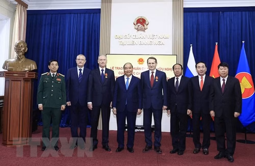 Chủ tịch nước trao Huân chương cho lãnh đạo quân đội, an ninh Liên bang Nga