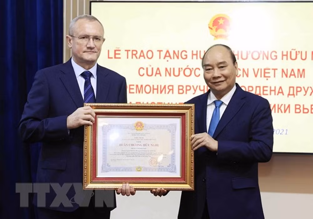 Chủ tịch nước trao huân chương cho lãnh đạo quân đội, an ninh LB Nga -0