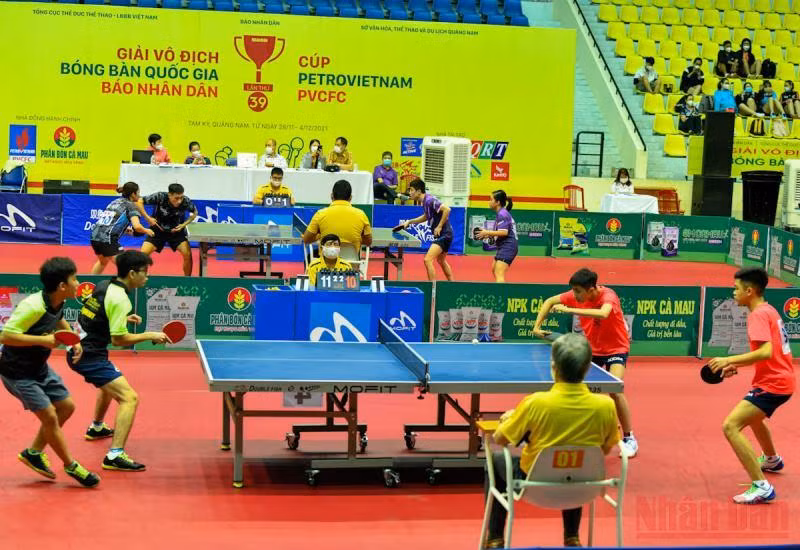 Các trận đấu tại nội dung đôi nam nữ diễn ra trong sáng 2/12 tại Nhà thi đấu Thể dục thể thao tỉnh Quảng Nam.