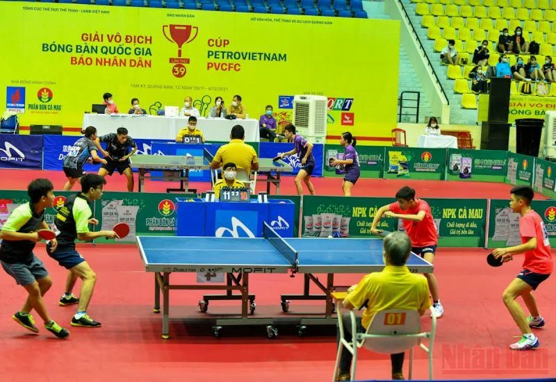 Các trận đấu tại nội dung đôi nam nữ diễn ra trong sáng 2/12 tại Nhà thi đấu Thể dục thể thao tỉnh Quảng Nam.
