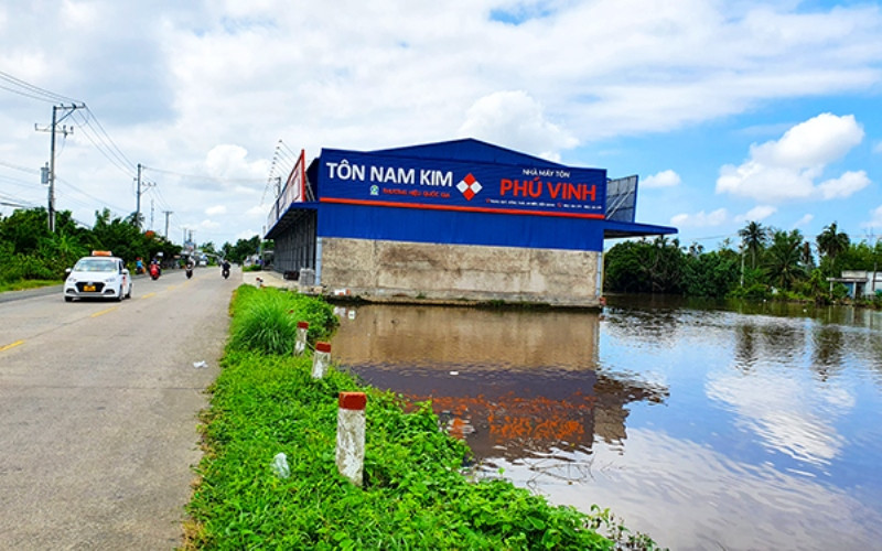 Một cửa hàng bán vật liệu xây dựng, đổ bê-tông lấn hàng trăm m2 trên dòng kênh. Thi nhau lấp dòng kênh xáng Xẻo Rô -0