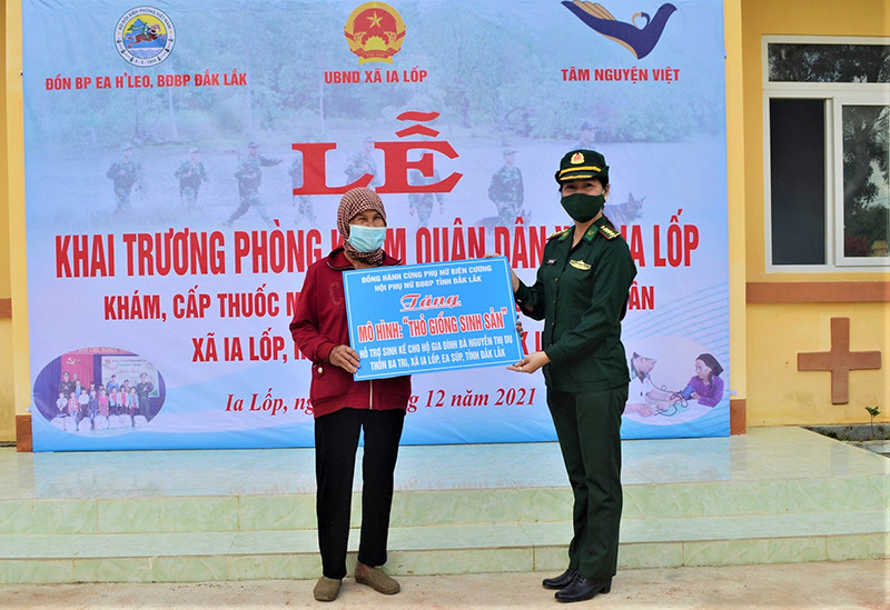Đại diện Hội Phụ nữ Bộ đội Biên phòng tỉnh Đắk Lắk trao hỗ trợ sinh kế cho phụ nữ có hoàn cảnh đặc biệt khó khăn xã Ia Lốp. (Ảnh: Ngọc Lân) Khai trương Phòng khám Quân-dân y tại xã biên giới Ia Lốp -0