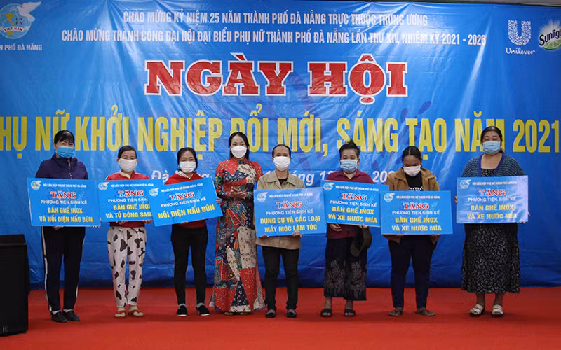 Trao phương tiện sinh kế cho phụ nữ nghèo.