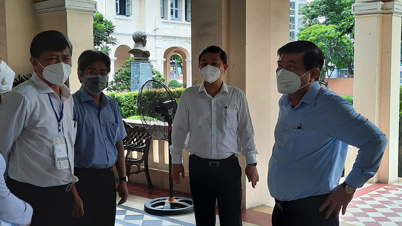 Chủ thịch Ủy ban nhân dân TP Hồ Chí Minh kiểm tra tại điểm thi Trường THPT chuyên Lê Hồng Phong. Lãnh đạo TP Hồ Chí Minh, Bộ Giáo dục và Đào tạo kiểm tra công tác tổ chức thi tại TP Hồ Chí Minh -0