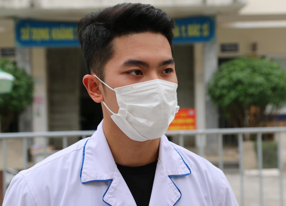 Điều dưỡng Việt Anh tâm niệm coi các bé nhe con của mình. Hạnh phúc nhất trong ngày 27-2 là nhìn các bệnh nhi khỏi Covid-19 -0