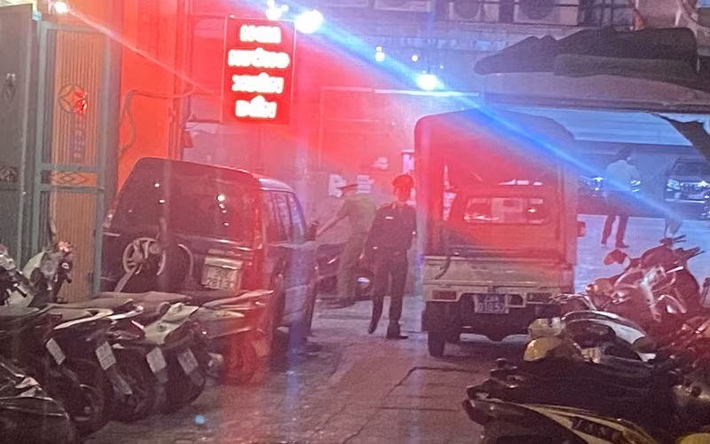 Lực lượng chức năng khám xét trụ sở Công ty Cổ phần Chứng khoán Trí Việt.