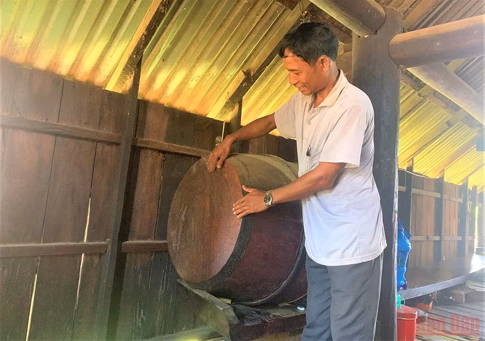 Buôn cổ bên hồ Lắk -0